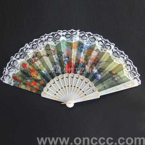 Plastic Fan， White Penholder Lace-Trimmer Foldable Fan， Quantity Discount ~