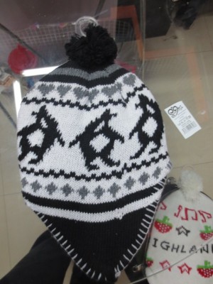 Black and white penguin pattern knit cap.