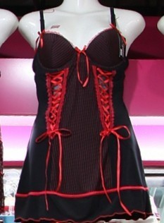 Black and red bundle-net yarn with matching halter gown