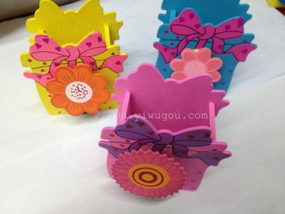Wooden flowers and hearts combine to make a gift package of Wooden penholder