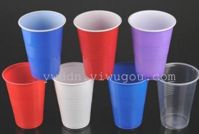 Red-and-white plastic cups, blue and white plastic cups, disposable plastic cups