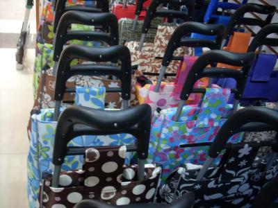 Shopping cart, handcart, plastic handle shopping cart, luggage cart color fashion.