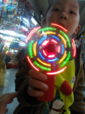 Flash fan colorful glow mini fan glow toy Flash windmill dazzle color small fan wholesale
