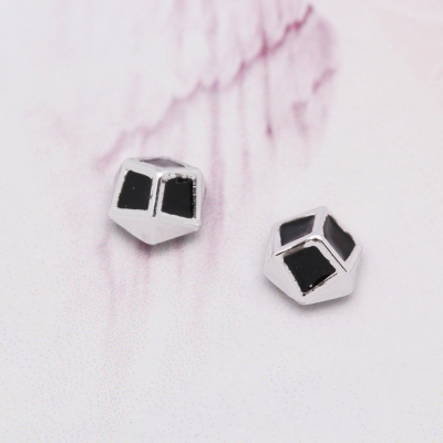 Korea imported fashion jewelry, Japan and South Korea three-dimensional cube magnets suction Super Stud pierced earrings-free woman