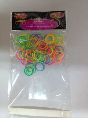Sell like hot cakes in Europe and America, woven plastic bags with mixed color rubber bands