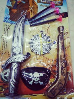 Halloween pirate props COS toy guns toy bow and arrow plastic models of Pirates of the Caribbean