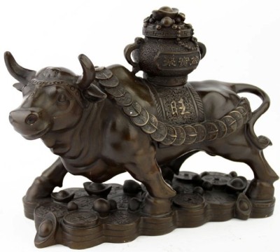 Chai Vang cow figurines