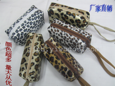 Latest fashion this year Korean Leopard satin color pattern of mobile wallet.