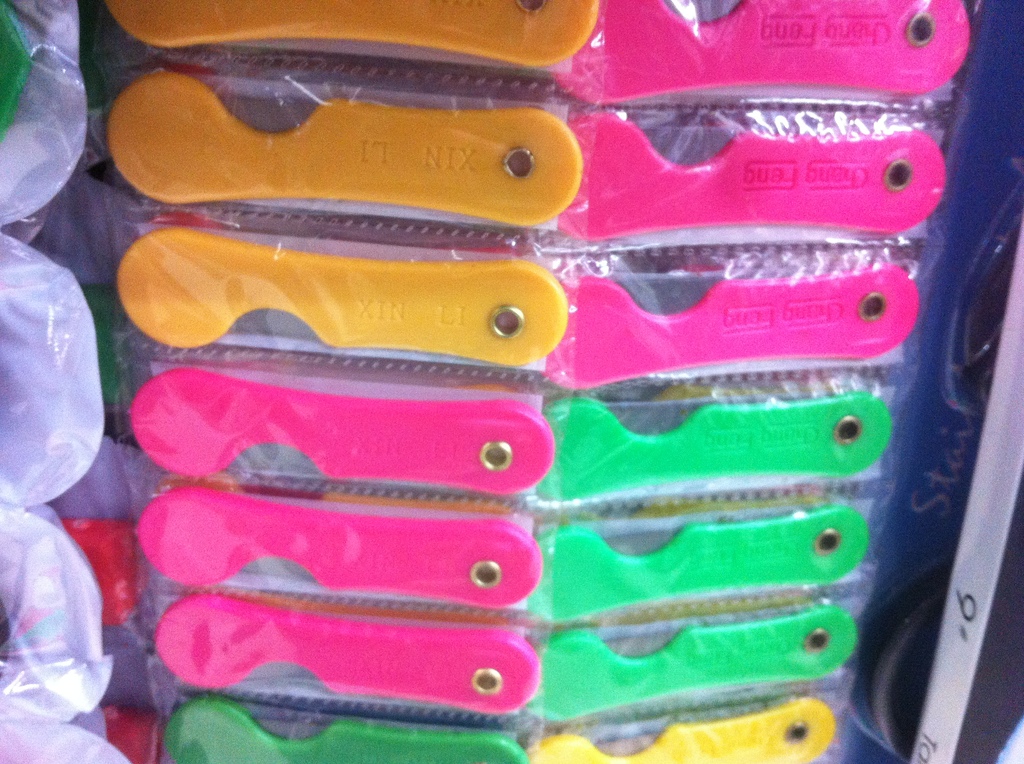 彩色塑料小刀学生铅笔刀美工刀便携迷你折叠削笔刀快递开箱小刀