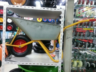 Wheelbarrow wheelbarrow for agricultural vehicle