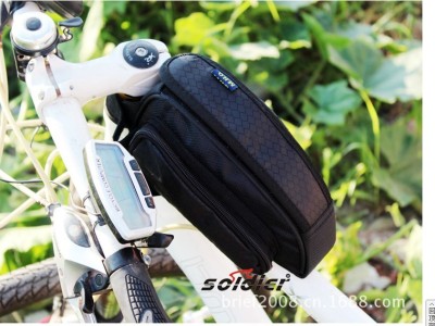 With the tube bag on the bicycle, open the zipper and put down the inner two side bags, which can increase the volume