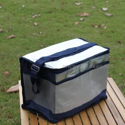 With a bag of ice bags, picnic bags, heat preservation and cold outdoor picnic supplies