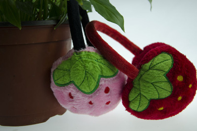 Nuan Er Duo factory direct a cartoon Strawberry earmuffs international trade city four districts of Yiwu shopping