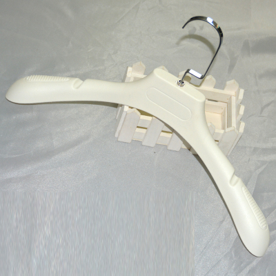 The lady white sanding coat hanger is designed to design the high grade anti-slip 6681 white.