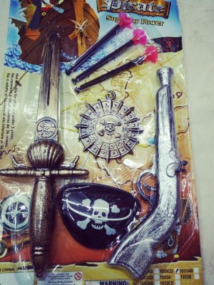 Halloween pirate props COS toy guns toy bow and arrow plastic models of Pirates of the Caribbean