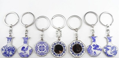 The blue and white porcelain key is the key of the Chinese wind.