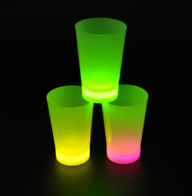 Color box with 1.5 OZ fluorescent cup light cup bar party cup non - toxic environmental quality.