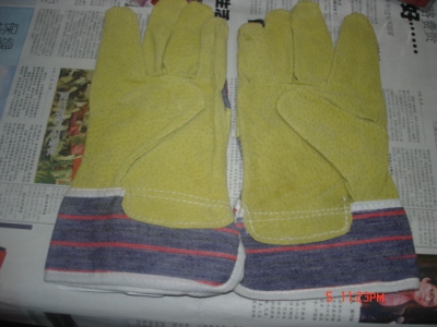 The two layer of pigskin full palm welding labor protection gloves