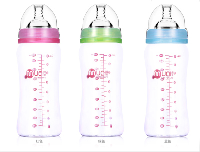 The wide mouth of The glass bottle is equipped with handle straw to prevent falling and bloating