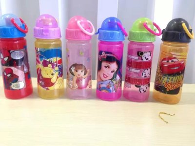 Plastics washed down with cups of space large cups of water children soda Cup suction cup