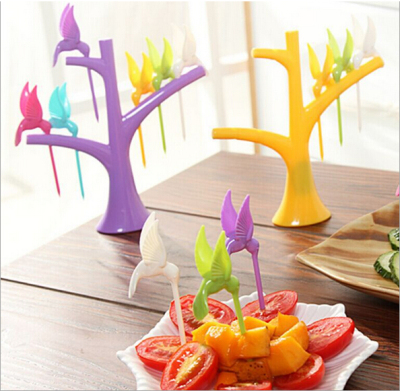 New Japanese and Korean kitchen creativity cute Hummingbird plastic fruit tree fruit fork home daily bird sign