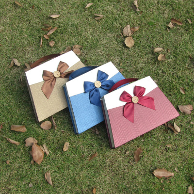 18 cases of hand-carried chocolate box with delicate wooden buttons and ribbon bow candy box