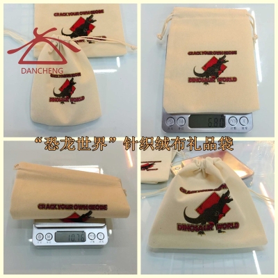 The new high-grade white knitted flannel beam gift bag dinosaur theme