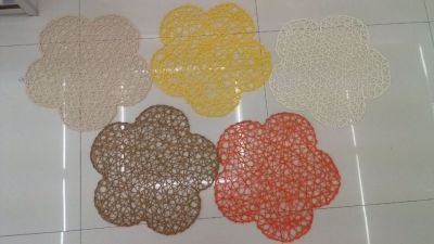 Straw rope mesh mat is used to make props for decoration.