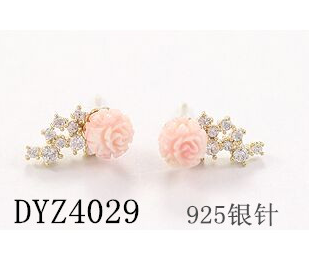 2015 small fresh sweet little flower leaves Diamond Earrings