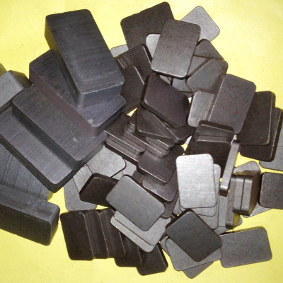 Manufacturers Supply Ferrite Square Cutting Magnet Molded Magnet in Stock for a Long Time