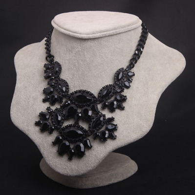 Zara, European and American brands of black resin flower necklace with short necklace.