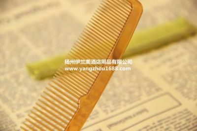 Supply Gaestgiveriet Hotel rooms with a variety of color disposable comb