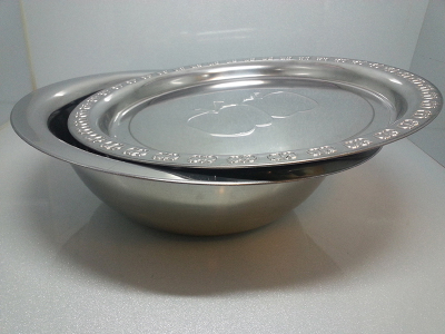 Stainless steel hand - washing bowl covered with embossed dressing basin and basin cooking basin