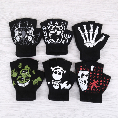 The new gloves are warm in autumn and winter.