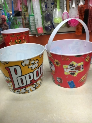 Manufacturers direct large and small plastic popcorn bucket with cover anti-moisture popcorn bucket Christmas flower popcorn bucket