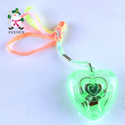 Manufacturers selling Valentine's hot transparent heart flash pendant flash toys Yiwu stall goods wholesale