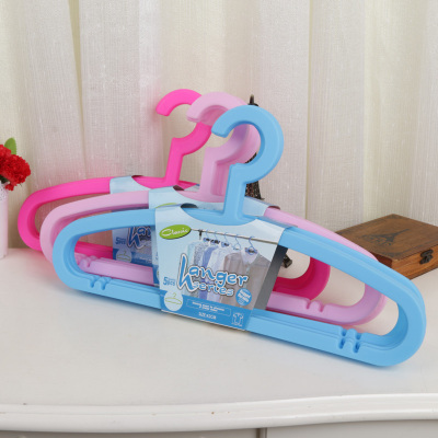 Manufacturers direct sales of household plastic clothes rack with a long round shoulder.