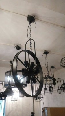 The simplicity of modern American bar iron Village Cafe retro industrial wind wall round bicycle wheel