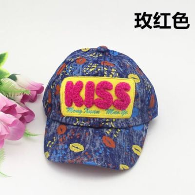 In the spring and autumn period, the cute children's cap boy, the sun hat girl, kiss the cow.