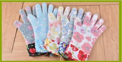The new high quality food grade silica gel and flower cloth microwave oven anti-skid gloves.