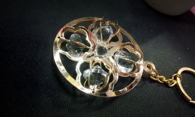 Gold circular acrylic Keychain manufacturers selling clover Pendant