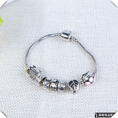 Bracelet of decorative accessories on safety chain bracelet beads
