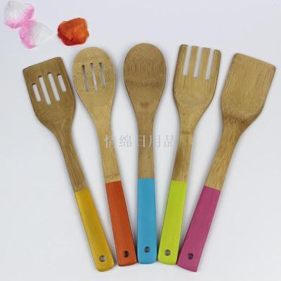 The color of bamboo cooking shovel