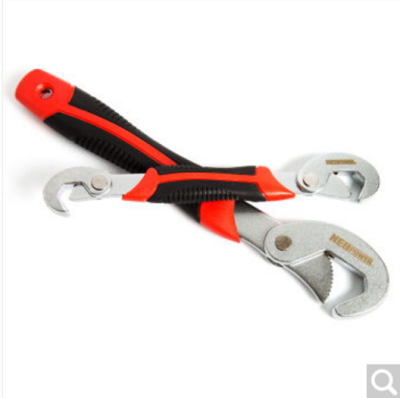 Universal wrench two piece fast water pipe clamp / moving multifunctional pipe wrench