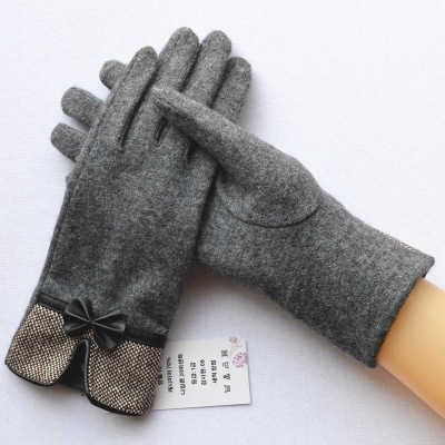 Woollen gloves are not used by women