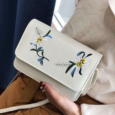 2017 foreign trade new women 's bag embroidery small bag with fashionable single shoulder bag fashionable style oblique bag manufacturer direct shot