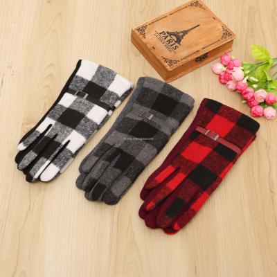 Autumn and winter fashion women's checked warm and velvet gloves are all touch screen gloves.