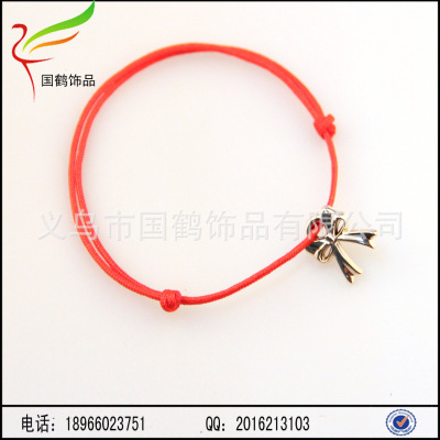Benming Adjusts the red rope bracelet