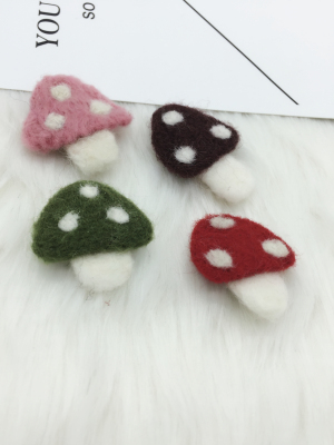 There is a batch of felt mushroom chip accessories