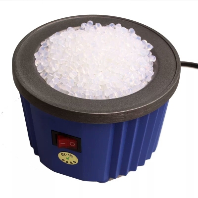 Large capacity controllable hot-melt adhesive furnace with colloidal rubber.